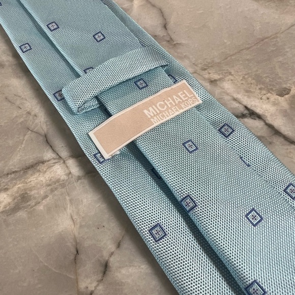 MICHAEL KORS 100% Silk Tie - Picture 7 of 11